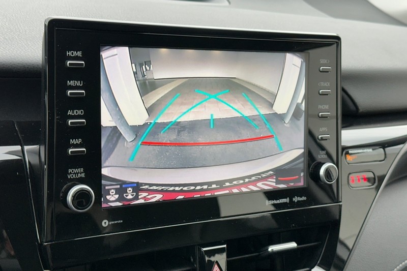 Toyota Camry Vehicle Full-screen Gallery Image 18