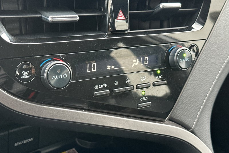 Toyota Camry Vehicle Full-screen Gallery Image 19