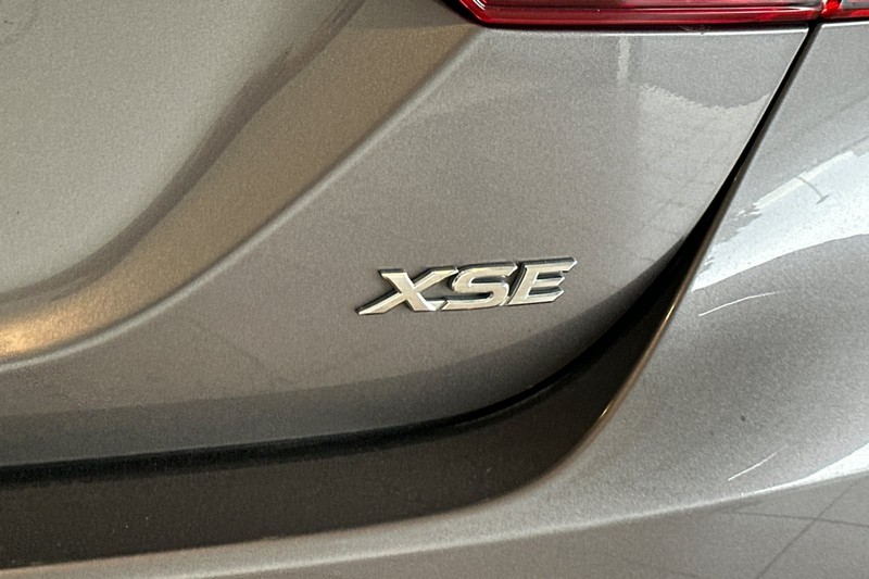 Toyota Camry Vehicle Full-screen Gallery Image 26