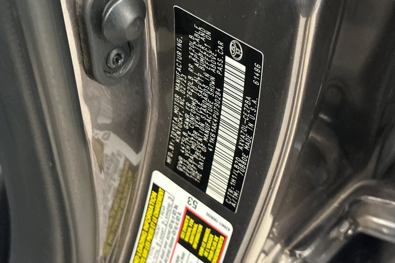 Toyota Camry Vehicle Full-screen Gallery Image 28