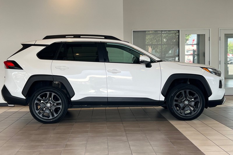 Toyota RAV4 Vehicle Full-screen Gallery Image 03