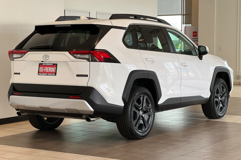 Toyota RAV4 Vehicle Full-screen Gallery Image 04