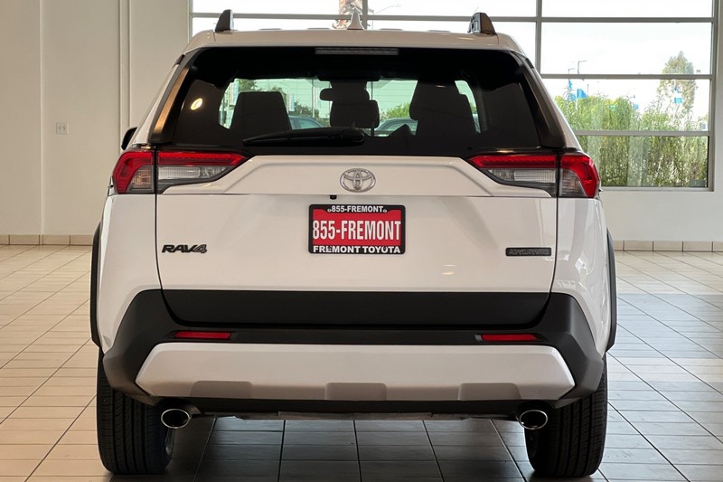 Toyota RAV4 Vehicle Full-screen Gallery Image 05