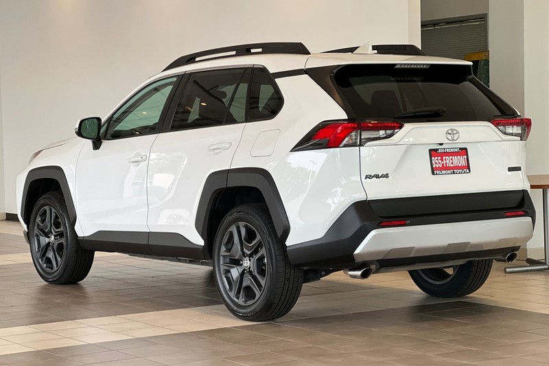 Toyota RAV4 Vehicle Full-screen Gallery Image 06