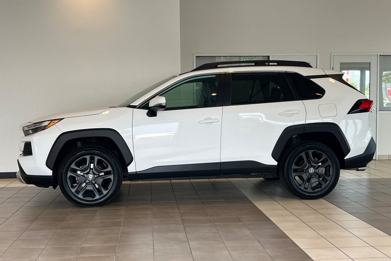 Toyota RAV4 Vehicle Full-screen Gallery Image 07