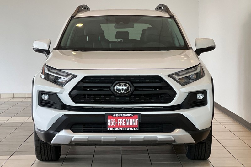 Toyota RAV4 Vehicle Full-screen Gallery Image 09