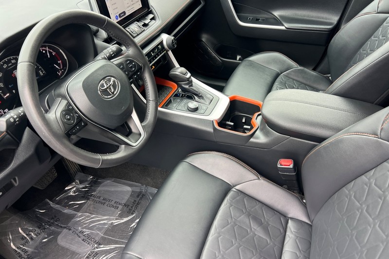 Toyota RAV4 Vehicle Full-screen Gallery Image 10
