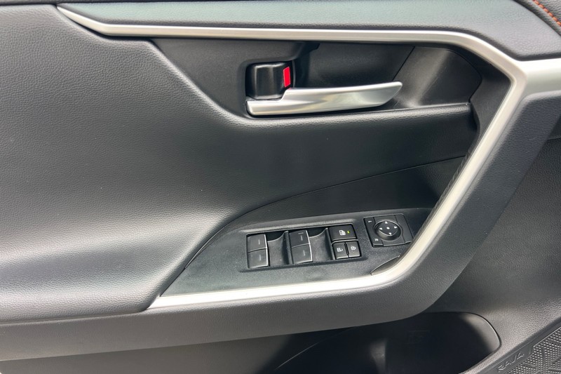 Toyota RAV4 Vehicle Full-screen Gallery Image 11