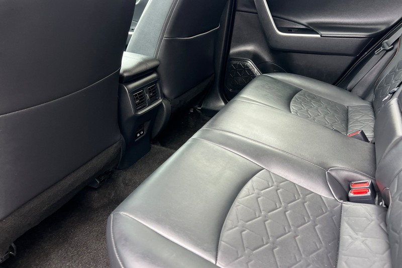 Toyota RAV4 Vehicle Full-screen Gallery Image 12