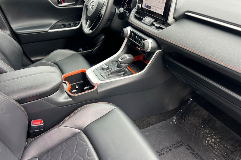 Toyota RAV4 Vehicle Full-screen Gallery Image 16