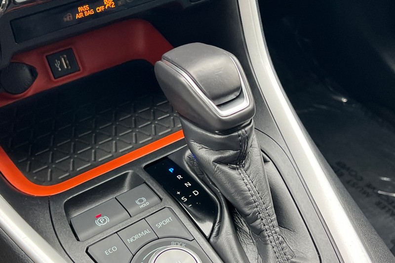 Toyota RAV4 Vehicle Full-screen Gallery Image 21