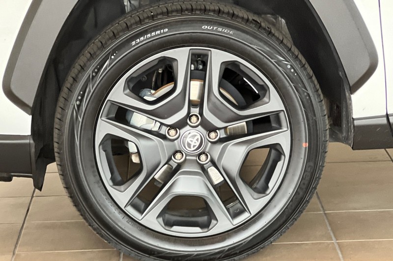 Toyota RAV4 Vehicle Full-screen Gallery Image 26