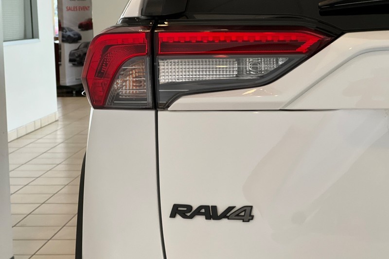 Toyota RAV4 Vehicle Full-screen Gallery Image 27