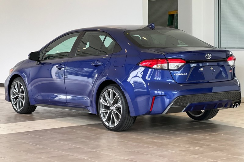 Toyota Corolla Vehicle Full-screen Gallery Image 06