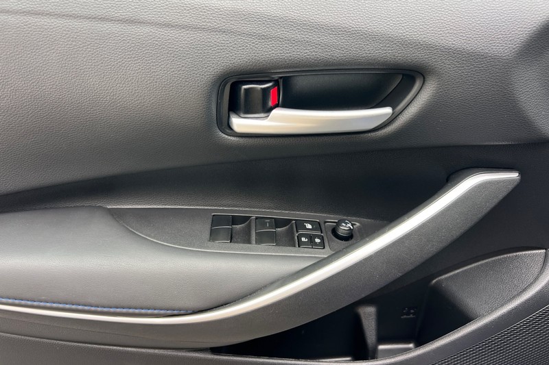 Toyota Corolla Vehicle Full-screen Gallery Image 11