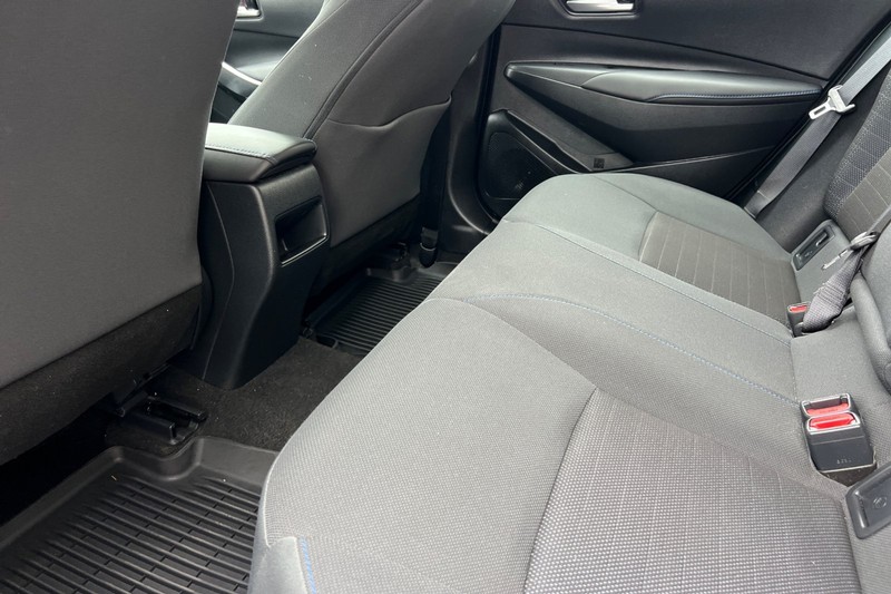 Toyota Corolla Vehicle Full-screen Gallery Image 12