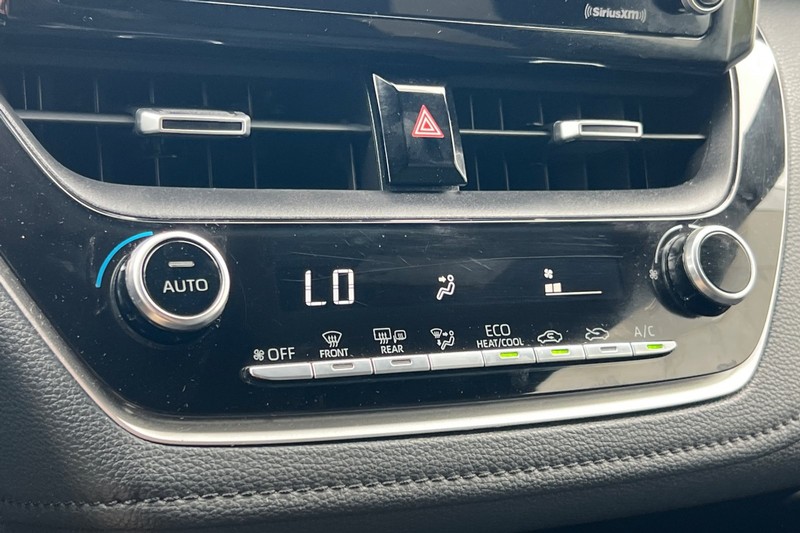 Toyota Corolla Vehicle Full-screen Gallery Image 19