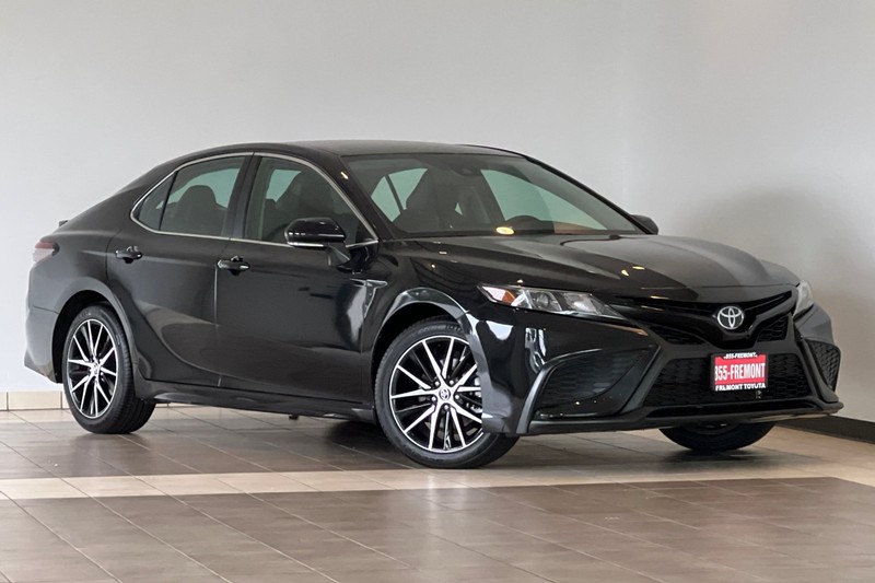 Toyota Camry Vehicle Full-screen Gallery Image 02