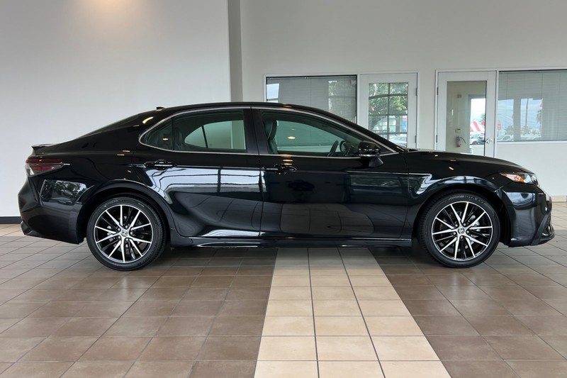 Toyota Camry Vehicle Full-screen Gallery Image 03