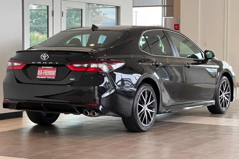 Toyota Camry Vehicle Full-screen Gallery Image 04