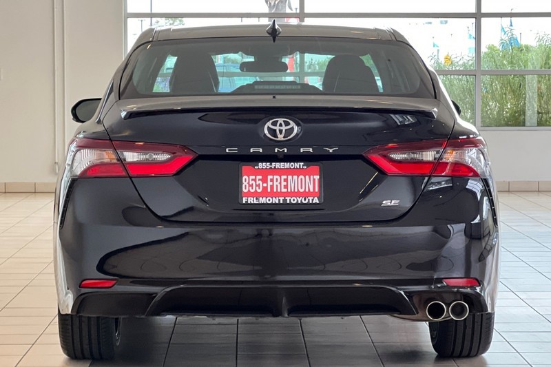 Toyota Camry Vehicle Full-screen Gallery Image 05