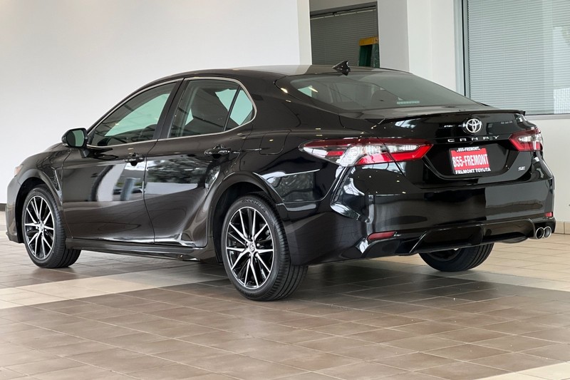 Toyota Camry Vehicle Full-screen Gallery Image 06