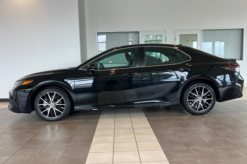 Toyota Camry Vehicle Full-screen Gallery Image 07