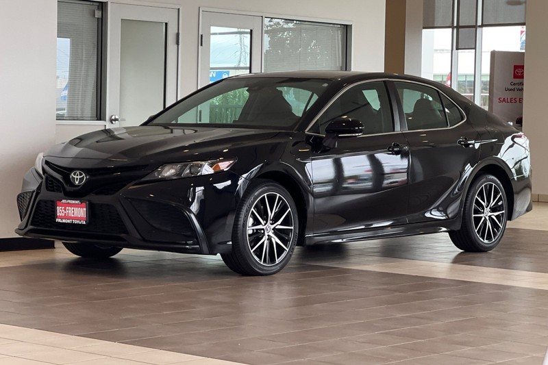 Toyota Camry Vehicle Full-screen Gallery Image 08