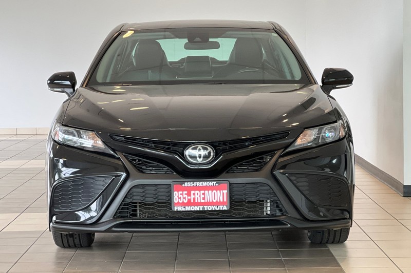 Toyota Camry Vehicle Full-screen Gallery Image 09