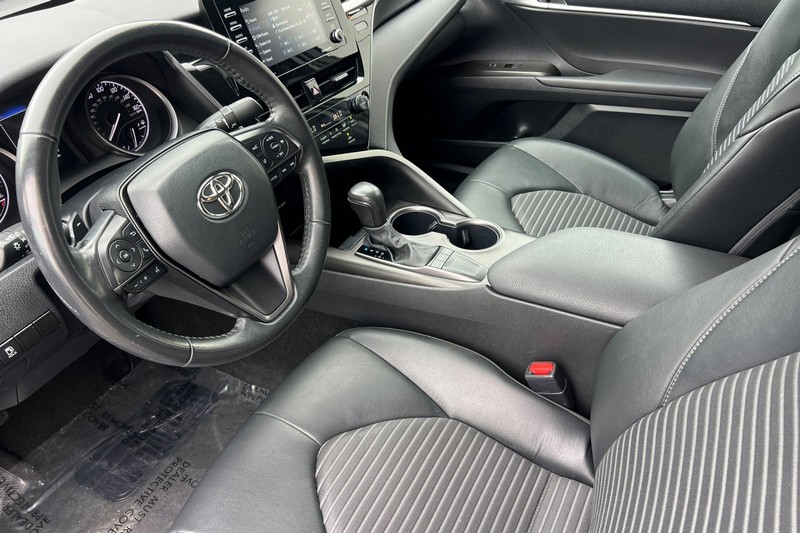 Toyota Camry Vehicle Full-screen Gallery Image 10