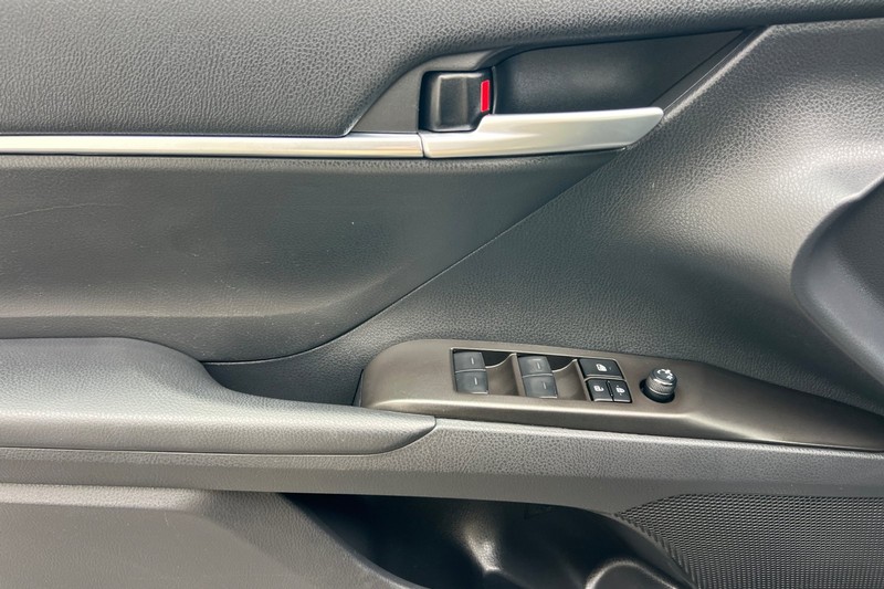 Toyota Camry Vehicle Full-screen Gallery Image 11