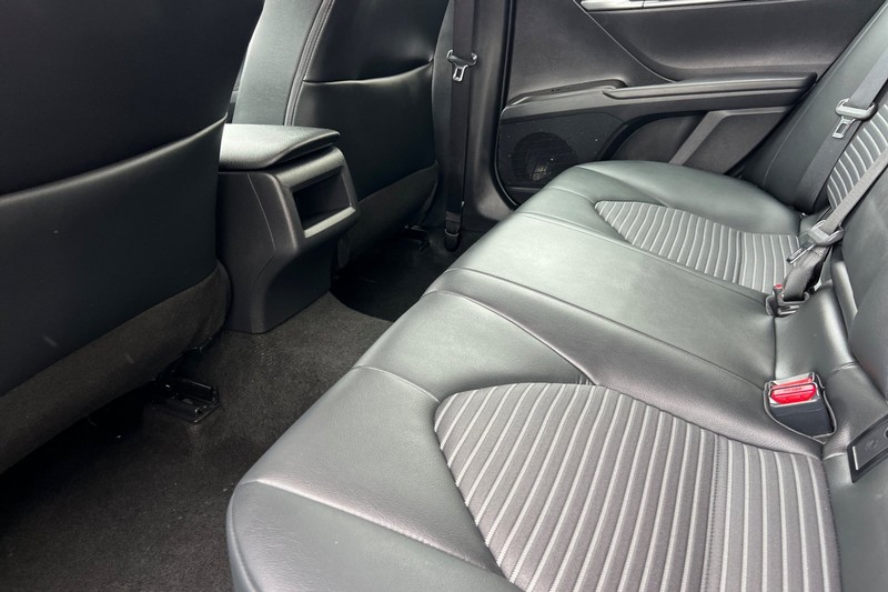 Toyota Camry Vehicle Full-screen Gallery Image 12