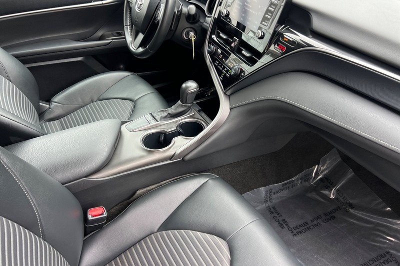 Toyota Camry Vehicle Full-screen Gallery Image 15