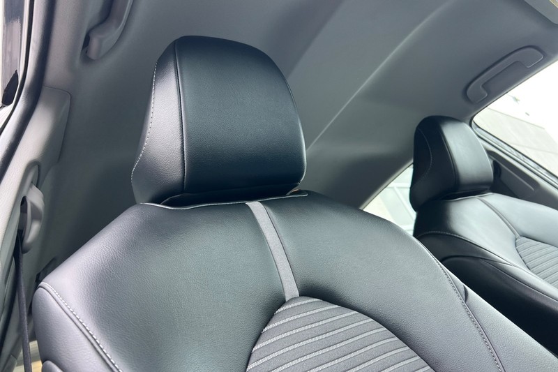 Toyota Camry Vehicle Full-screen Gallery Image 16