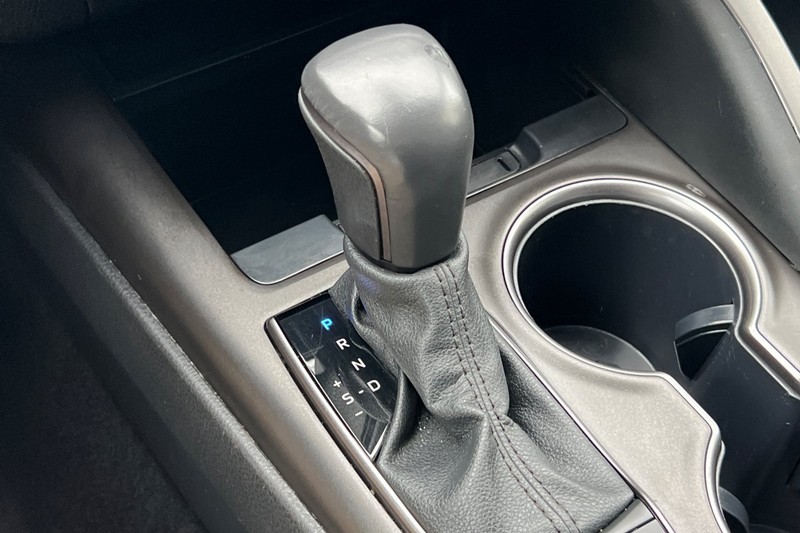 Toyota Camry Vehicle Full-screen Gallery Image 20