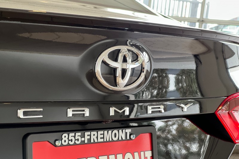 Toyota Camry Vehicle Full-screen Gallery Image 25