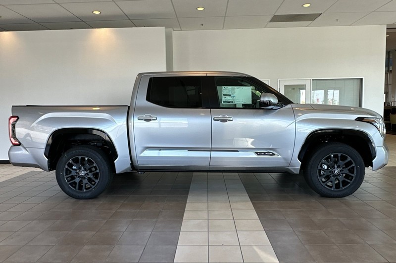 Toyota Tundra 4WD Vehicle Full-screen Gallery Image 03