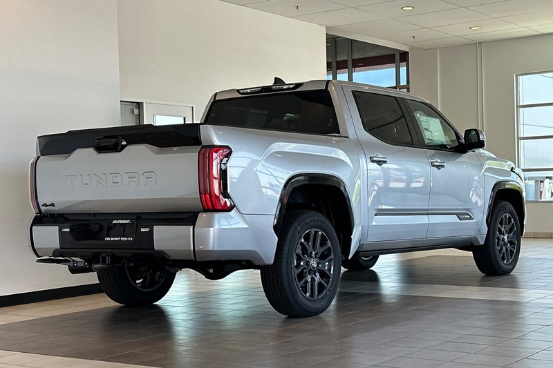 Toyota Tundra 4WD Vehicle Full-screen Gallery Image 04