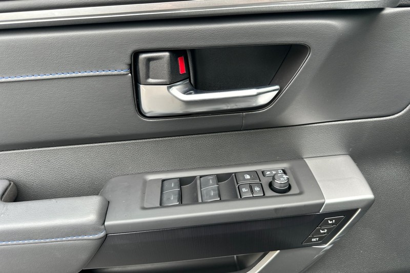 Toyota Tundra 4WD Vehicle Full-screen Gallery Image 11