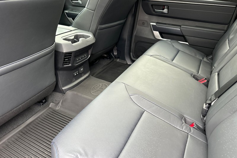 Toyota Tundra 4WD Vehicle Full-screen Gallery Image 12