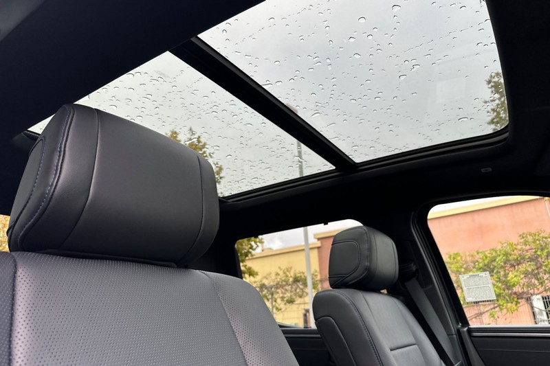 Toyota Tundra 4WD Vehicle Full-screen Gallery Image 16