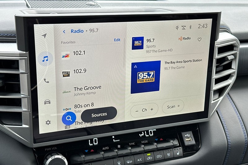 Toyota Tundra 4WD Vehicle Full-screen Gallery Image 17