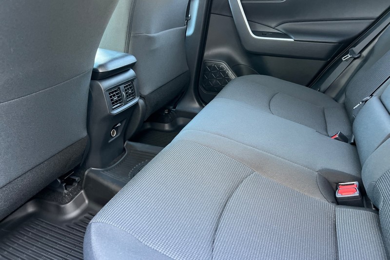 Toyota RAV4 Vehicle Full-screen Gallery Image 10