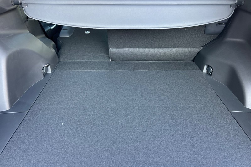 Toyota RAV4 Vehicle Full-screen Gallery Image 13