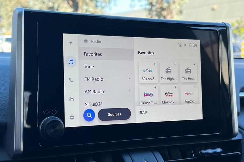Toyota RAV4 Vehicle Full-screen Gallery Image 16