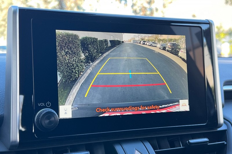 Toyota RAV4 Vehicle Full-screen Gallery Image 17