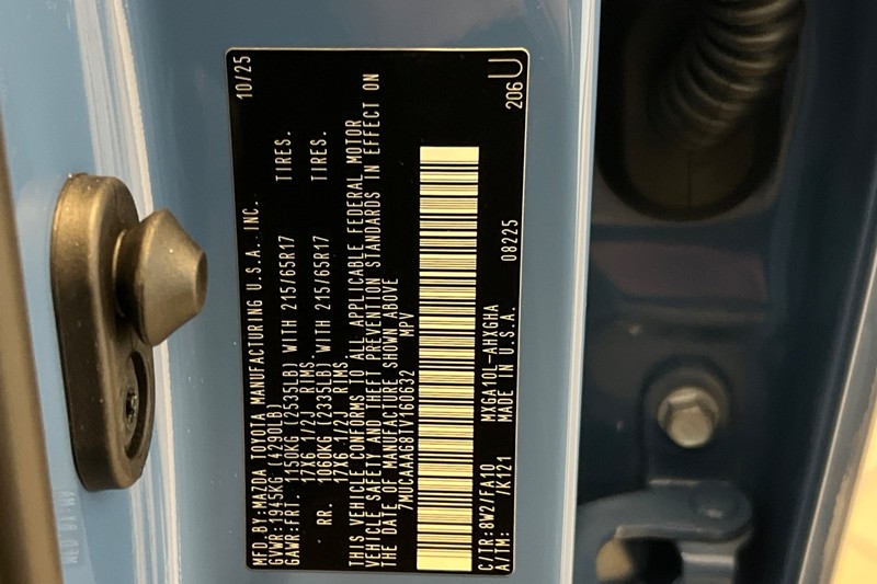 Toyota Corolla Cross Vehicle Full-screen Gallery Image 23