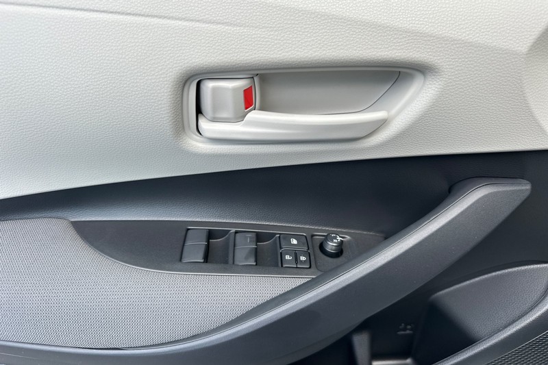 Toyota Corolla Vehicle Full-screen Gallery Image 09