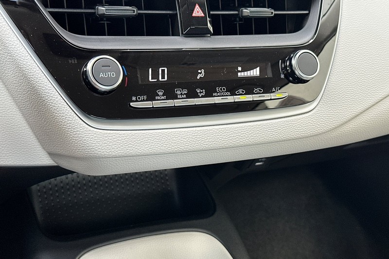 Toyota Corolla Vehicle Full-screen Gallery Image 17