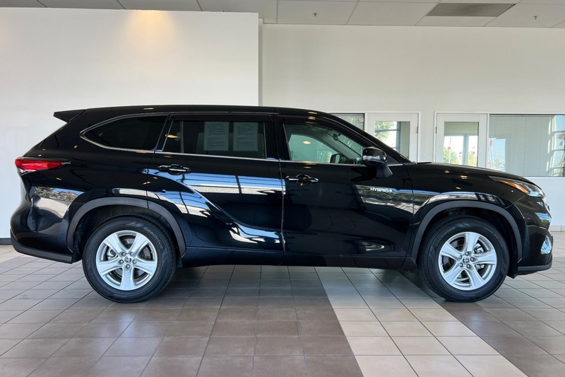 Toyota Highlander Hybrid Vehicle Full-screen Gallery Image 03